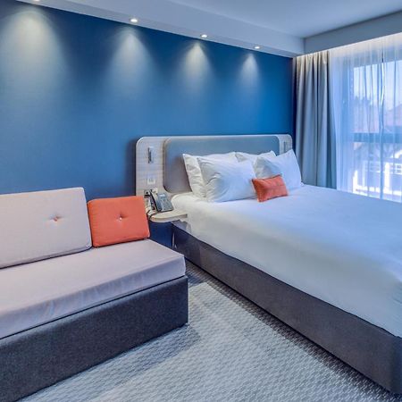 Holiday Inn Express - Fleet By Ihg Exterior foto