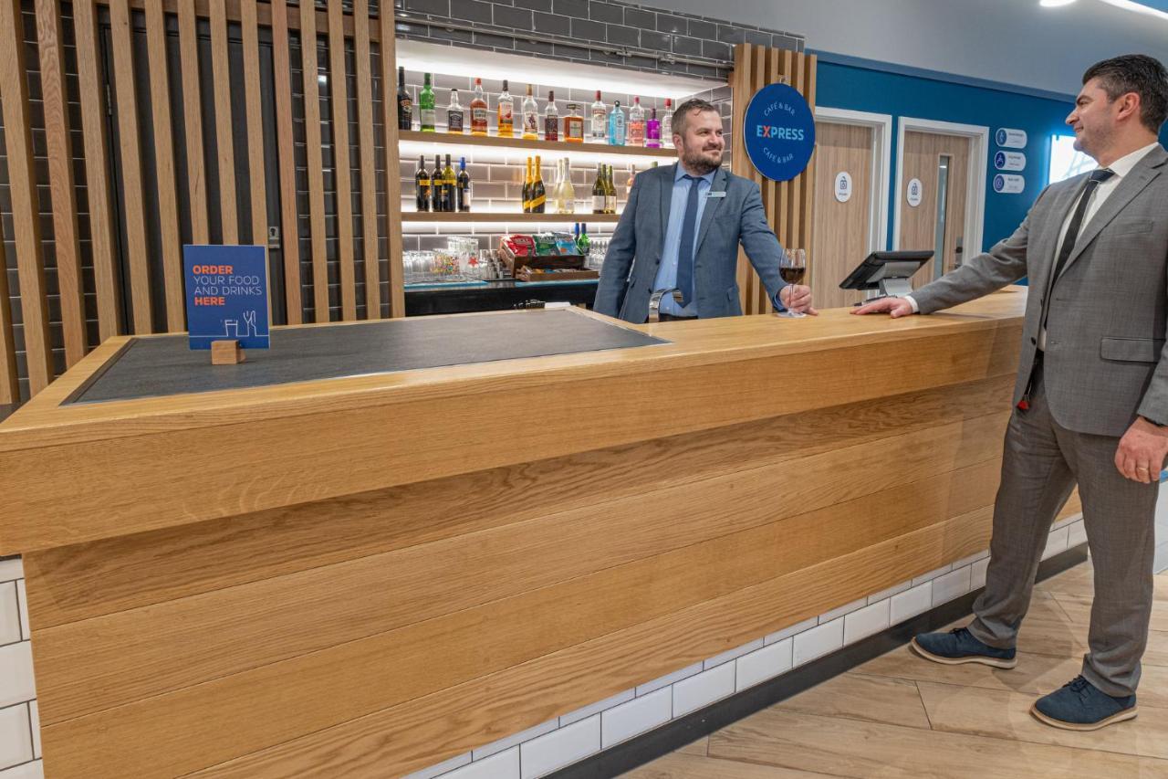 Holiday Inn Express - Fleet By Ihg Exterior foto