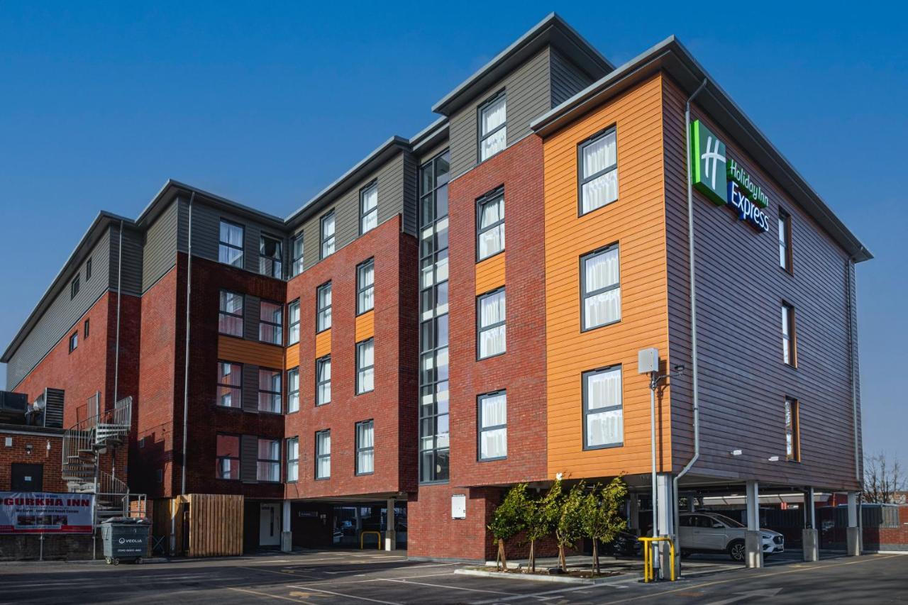 Holiday Inn Express - Fleet By Ihg Exterior foto