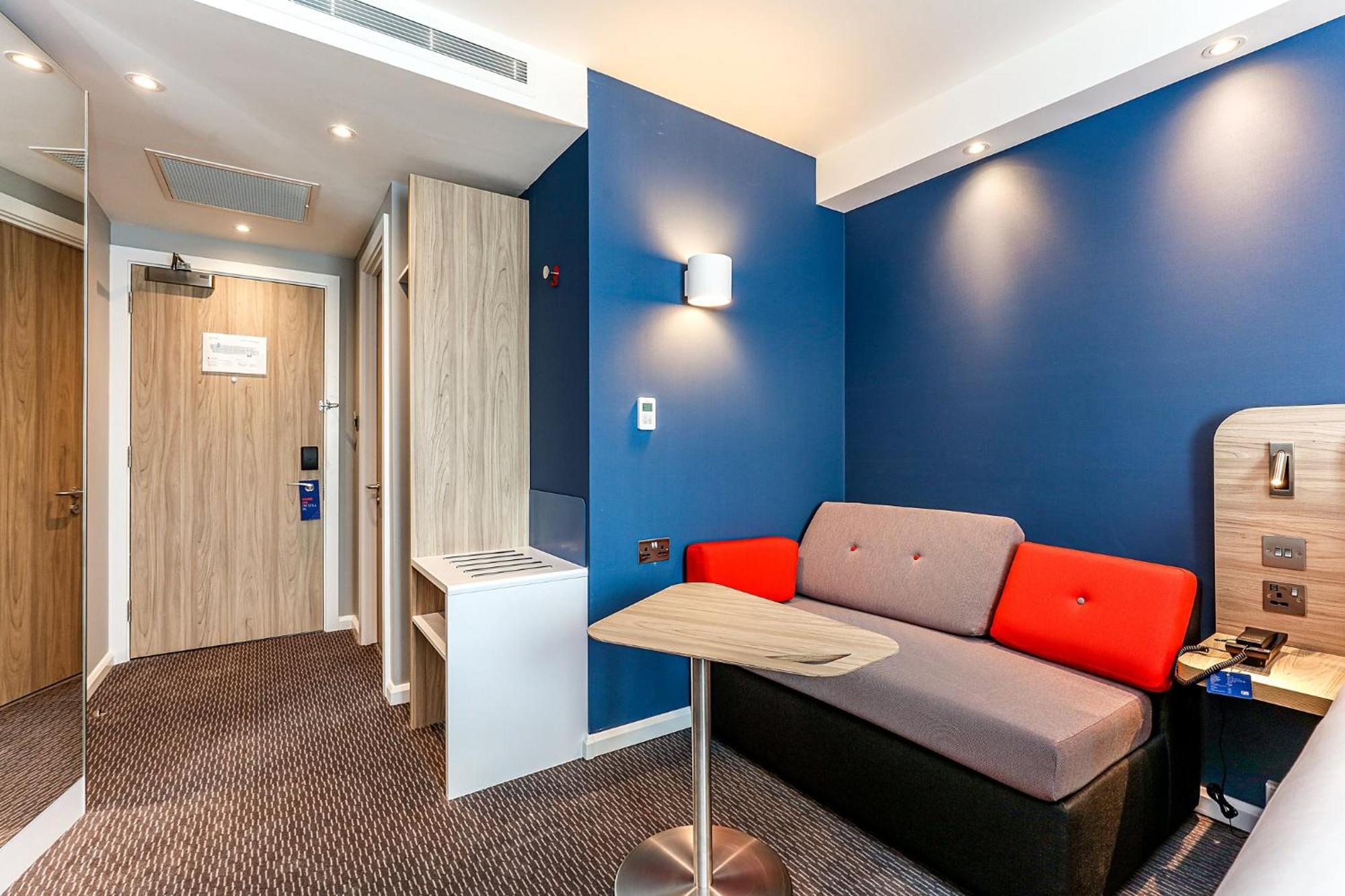 Holiday Inn Express - Fleet By Ihg Exterior foto